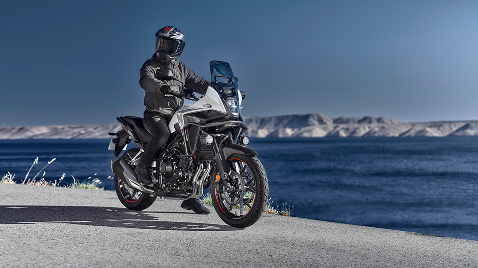 piloto em moto touring/adventure à beira mar