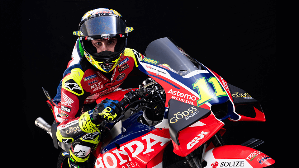 Piloto Honda LCR Diogo Moreira de capacete em cima de moto Honda