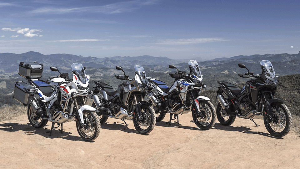 Quatro motos africa twin estacionadas
