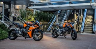 Naked e esportiva compartilham o consagrado motor de quatro cilindros, referência tecnológica em sua categoria