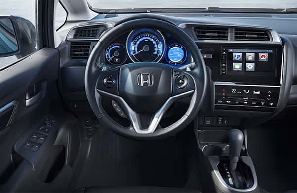 O volante do Novo Fit 2021 tem ajuste de áudio, piloto automático, paddle shift e bluetooth ao alcance dos dedos. Mais praticidade e segurança para as suas viagens.